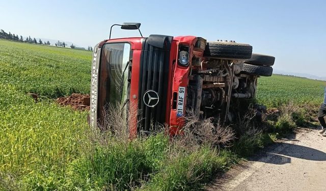 Sürücüsünün kontrolünü kaybettiği tır devrildi