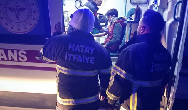 Ağaca çarpan otomobil hurdaya döndü: 3 yaralı