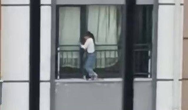 Korkulukta gezinen çocuk, yürekleri ağza getirdi