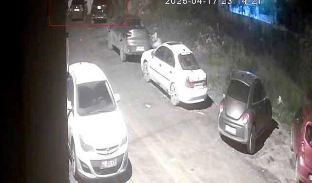 Fırtınanın uçurduğu çatı araçlara zarar verdi