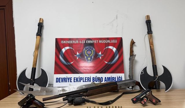 Balkonda silah, balta ve kılıç sergileyen şahıs hayrete düşürdü