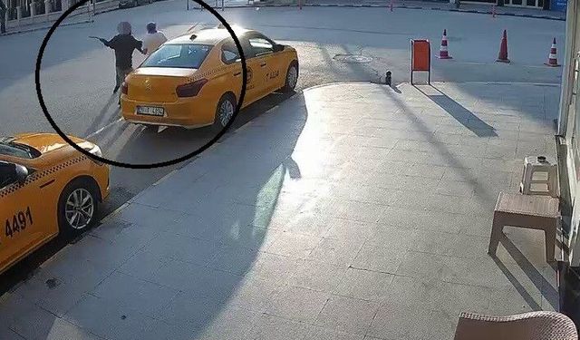 Önüne geleni satırla yaraladı