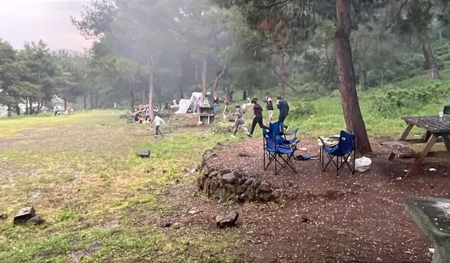 Erik büyüklüğündeki doluların isabet ettiği vatandaşlar panik yaşadı