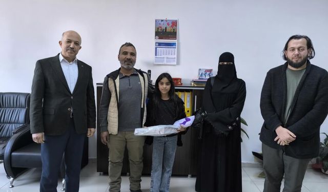 Para dolu çantayı polise teslim eden Suriyeli Rahaf davranışıyla takdir topladı