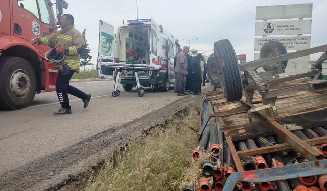 Römork devrildi, 4 kişi tarlaya uçtu