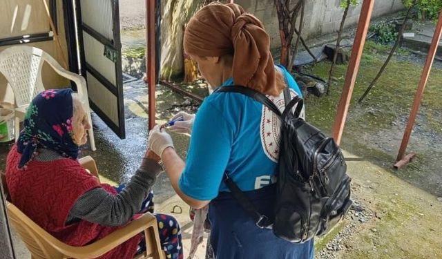 Erzin’de yaşlı vatandaşların evinde vefa temizliği gerçekleştiriliyor