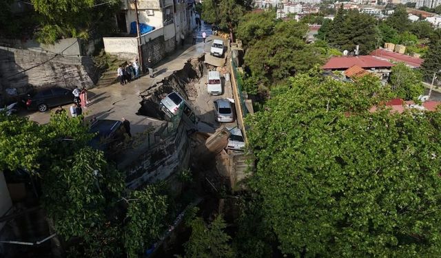 Çöken yol 5 aracı yuttu