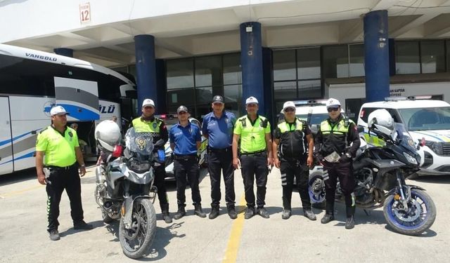 Bayram yolculuğuna çıkan vatandaşlar emniyet kemeri takılması konusunda bilgilendirildi