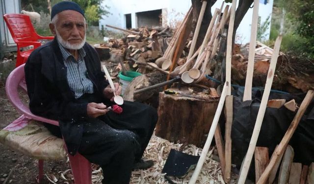 85 yaşındaki usta, 70 yıldır ağaç dallarını keser ve bıçakla kaşığa dönüştürüyor