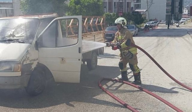 Seyir halindeki kamyonet alevlere teslim oldu