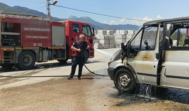 Yanan minibüs kullanılmaz hale geldi