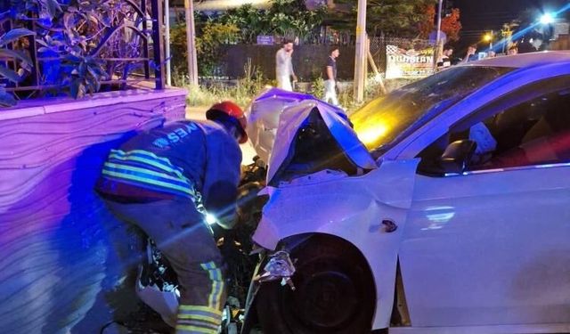 Otomobilin duvara çakıldığı anlar