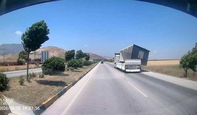Fırtına, tırda taşınan konteyneri uçurdu