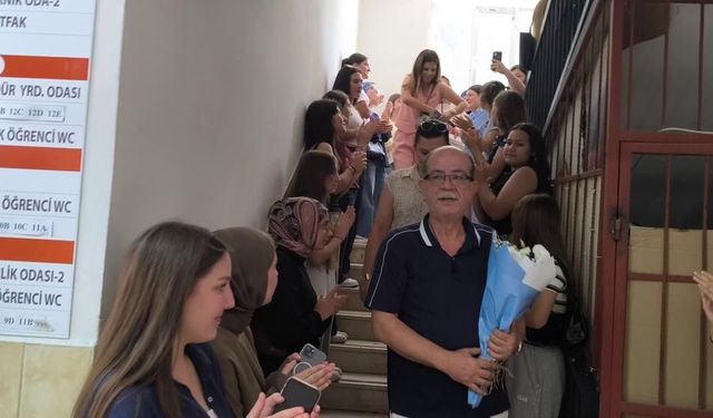 🗣️Öğrencilerinden helallik alarak emekliye ayrılan 38 yıllık öğretmene alkışlı veda💐