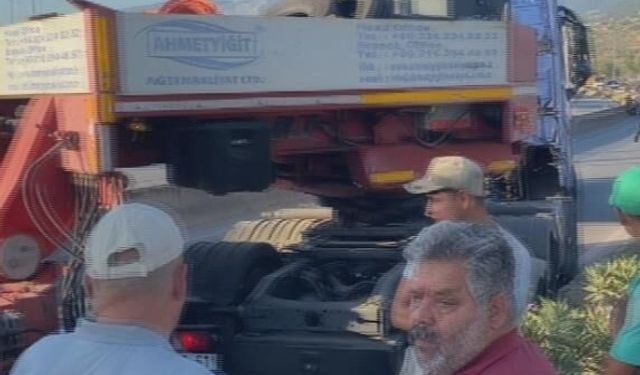 Devrilen tır yolu trafiğe kapattı, uzun araç kuyruğu oluştu