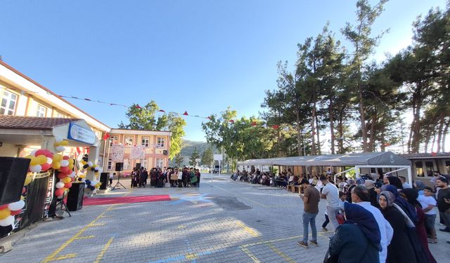 Narlıca İmam Hatip Ortaokulu’nda Mezuniyet Coşkusu