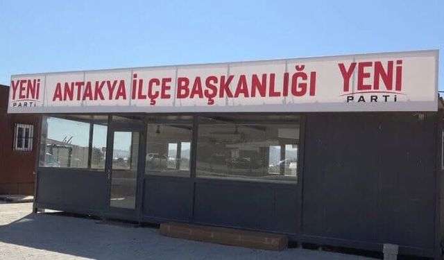 Yeni Parti'nin ilk tabelası Antakya'da konteyner binaya asıldı