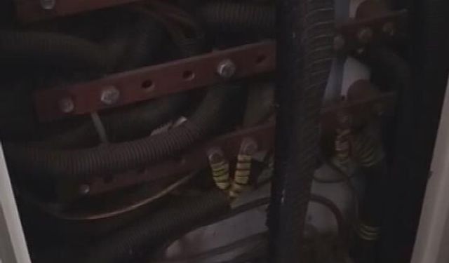 🐍Panoya giren 1 buçuk metrelik karayılan apartmanı elektriksiz bıraktı