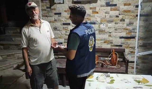 Kaybettiği emekli maaşından umudu kesen vatandaşın parasını polis sahibine ulaştırdı