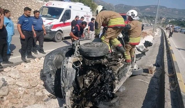 Otomobil refüje çarptı: 1’i ağır 3 yaralı