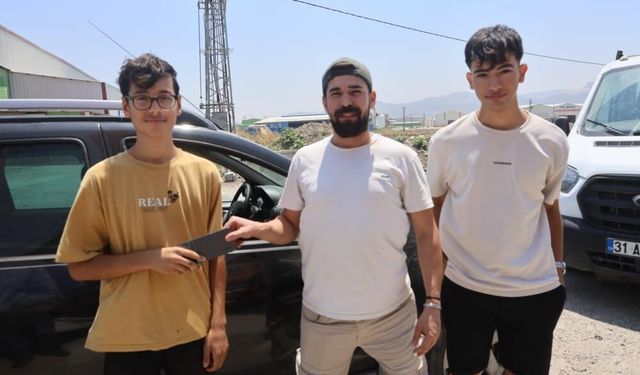 Aracında unutulan telefonu sahibine ulaştıran vatandaş vicdanen rahatladı
