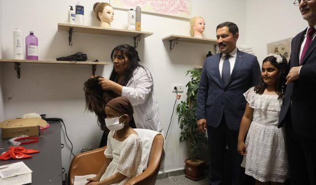 Kanser tedavisi gören Hülya'nın yeni saçları, Deniz'in fedakarlığıyla hayat buldu