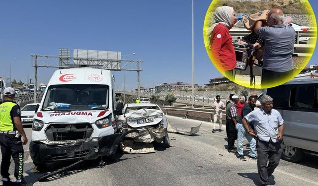 Ambulansın karıştığı kazada sağlık personeli hastayı battaniyeyle güneşten korudu