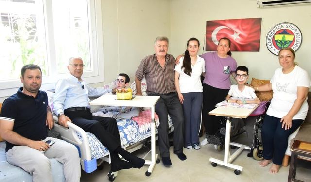 Yaşama sevincini kaybetmeyen kas hastası genç 26. yaşını kutladı