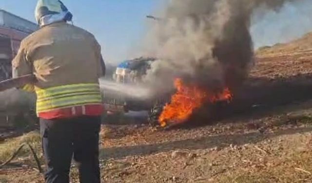 Tarla sürerken yanmaya başlayan traktör kullanılamaz hale geldi