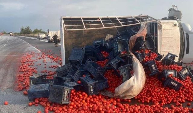 Domates yüklü kamyonet takla attı: 2 yaralı
