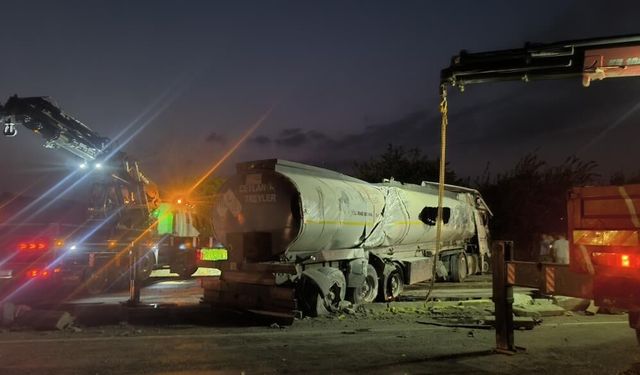 Yakıt yüklü tanker devrildi
