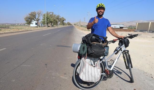 Kanserden kaybettiği annesinin umre hayalini gerçekleştirmek için yürüyerek çıktığı yola bisikletiyle devam ediyor