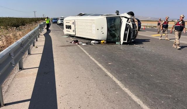 Tarım işçilerini taşıyan minibüs devrildi: 1’i ağır 5 yaralı