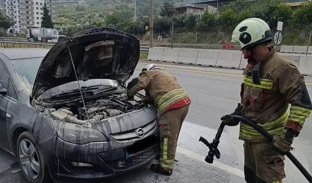 İskenderun’da araç yangını paniğe neden oldu