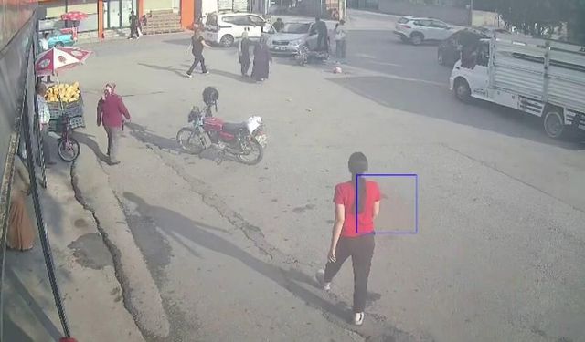 Otomobille çarpışan motosikletteki 2 kişi yaralandı
