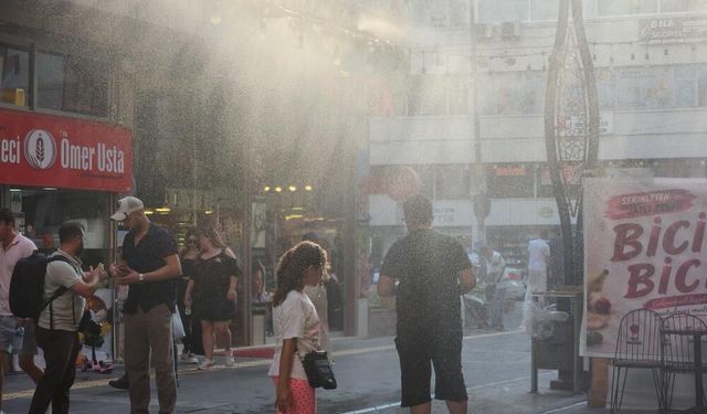 Esnafın iş yerinin önüne kurduğu fıskiye sistemi, çocuklara ve yetişkinlere eğlence oldu