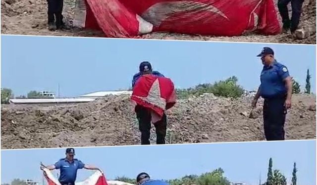 Moloz yığınları arasındaki Türk bayrağını öpüp, başına koyan polis takdir topladı