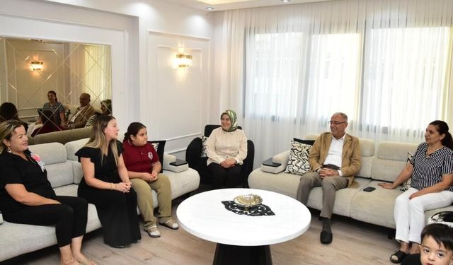 Başkan Yapar, evlerine kavuşan depremzede ailelerle bir araya geldi