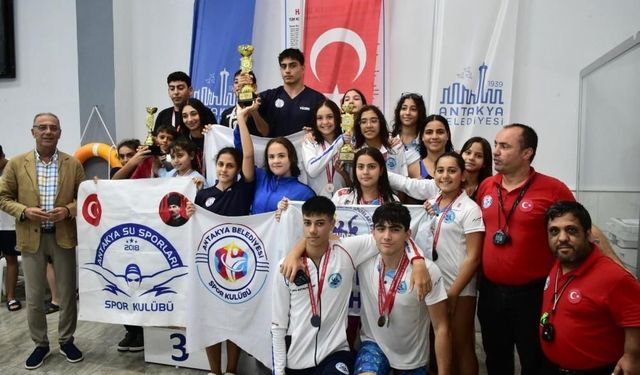 Antakya'da düzenlenen 2. Kamil Köseoğlu yüzme turnuvası düzenlendi