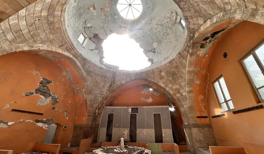 Hasarlı bina yıkım esnasında tarihi hamamın üzerine devrildi