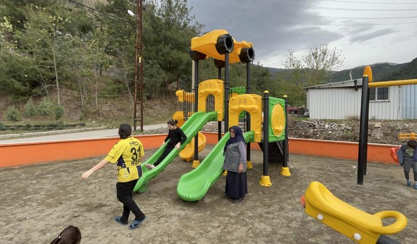 Park hayali gerçekleşen 77 yaşındaki gazi eşi torunlarıyla doyasıya eğlendi