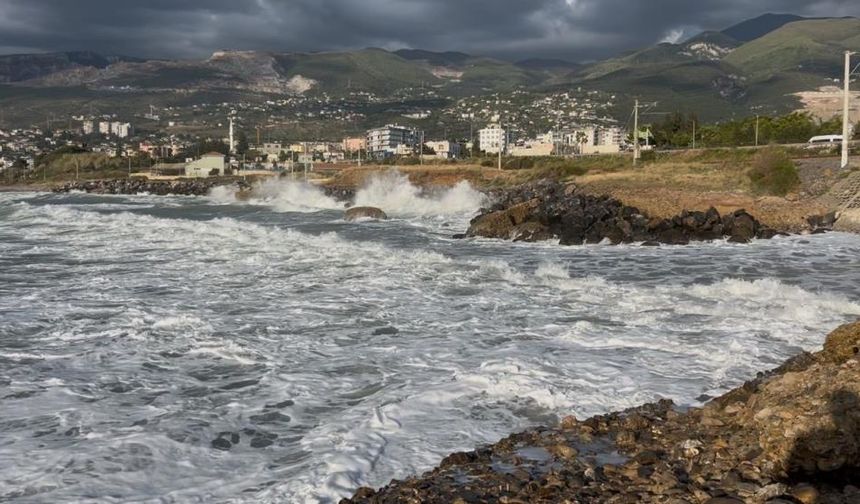 Hatay’da fırtına nedeniyle dev dalgalar oluştu
