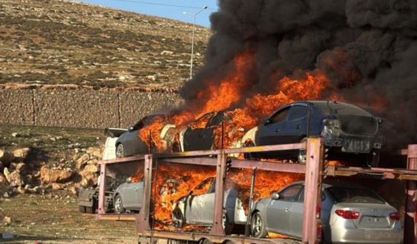 Suriyelilerin hayallerini süsleyen araçlar alevlere teslim oldu