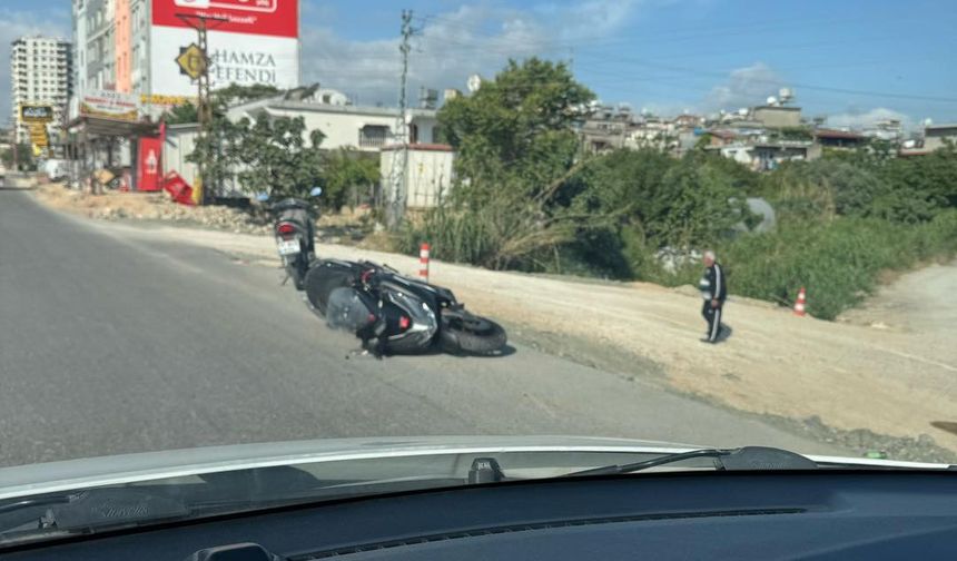 Motosikletli genç üstgeçit inşaat alanına uçtu