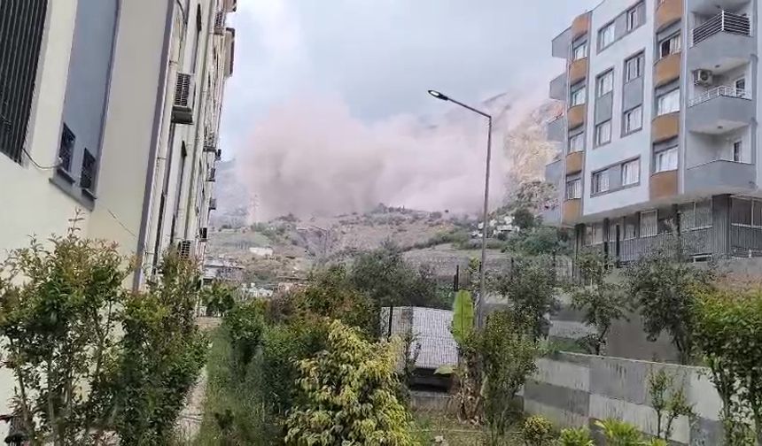 Patlamayla mahalle toz bulutu altında kaldı