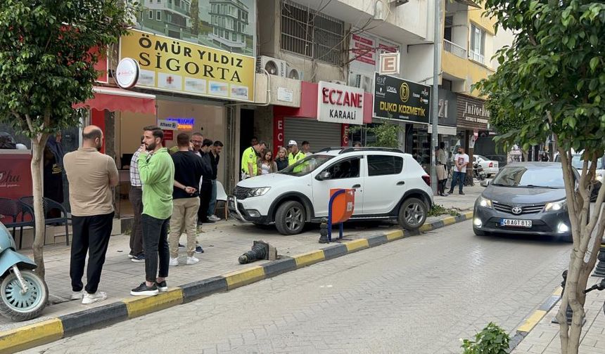 Fren yerine gaza basınca önünde ne varsa yıktı🚙