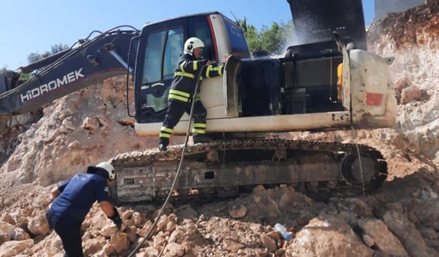 Altınözü’nde iş makinesi yangını