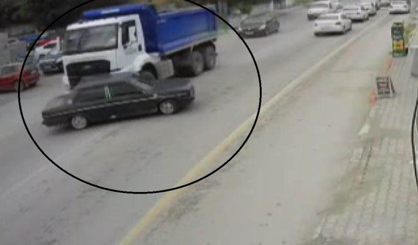Hafriyat kamyonu, otomobili oyuncak araba gibi önüne aldı