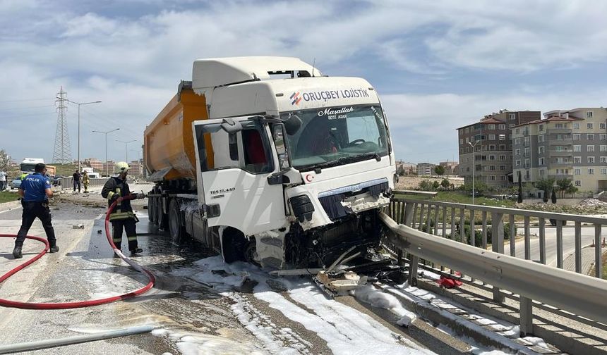 Kamyon üst geçitten uçmaya ramak kala durdu