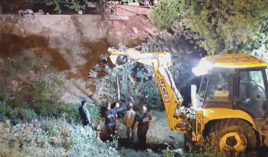 Su kanalında çamura saplanan inek, kepçeyle kurtarıldı